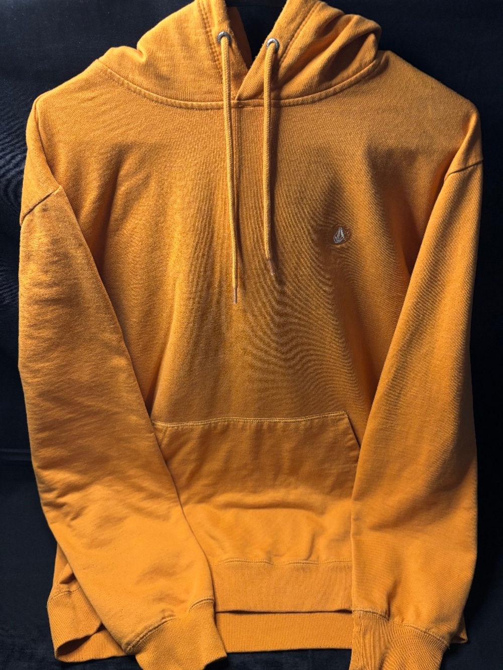Volcom Stone Pullover Hoodie Mustard Yellow Embroidered Logo Mens XL.